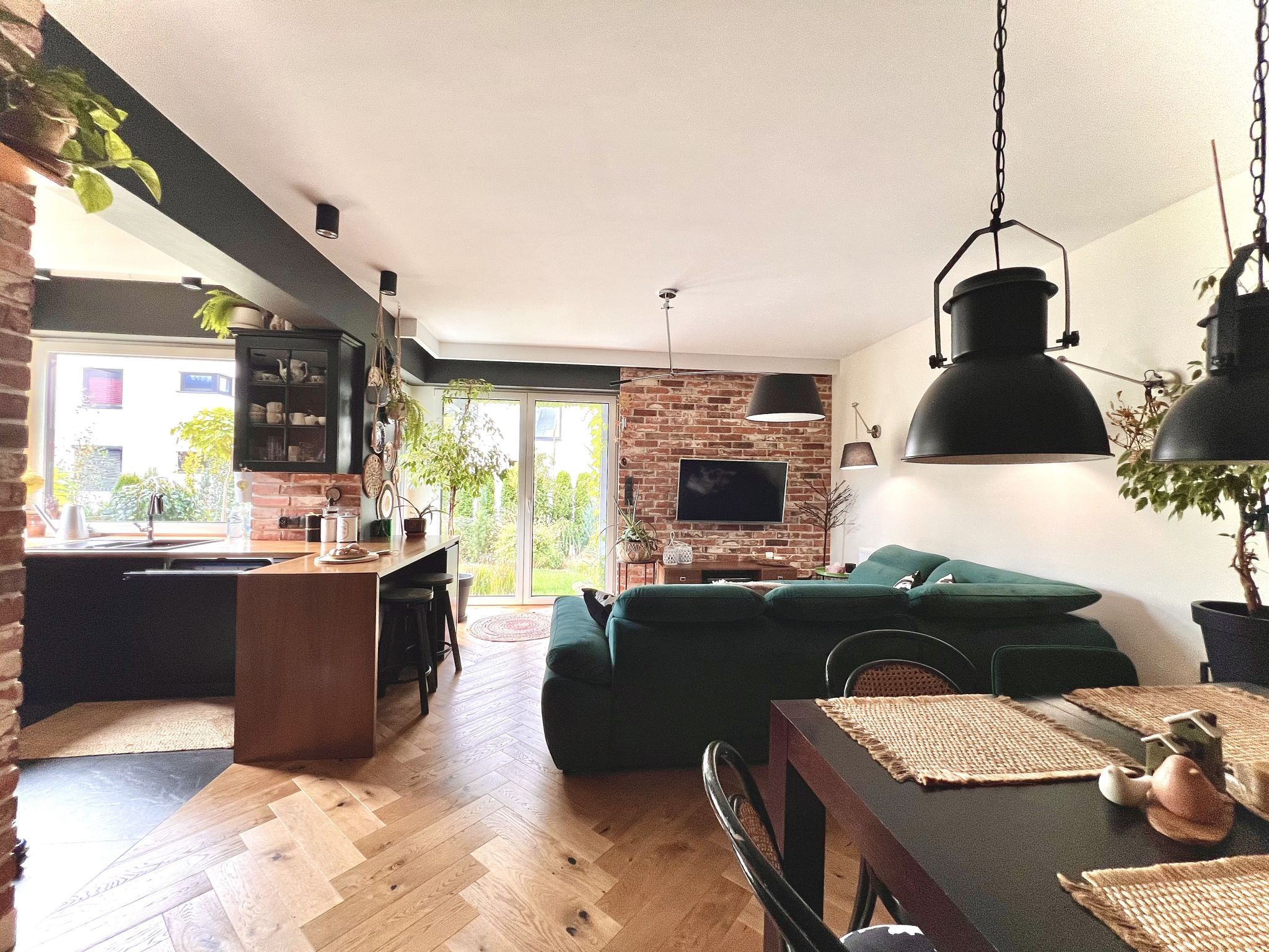 APARTAMENT Z PRYWATNYM OGRODEM, GARAŻEM I 3 MIEJSCAMI – BIELSKO-BIAŁA / KOZY