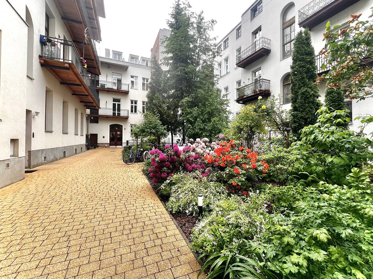 Kazimierz – 2-pokojowe mieszkanie 52 m² z oddzielną kuchnią, Starowiślna ogród