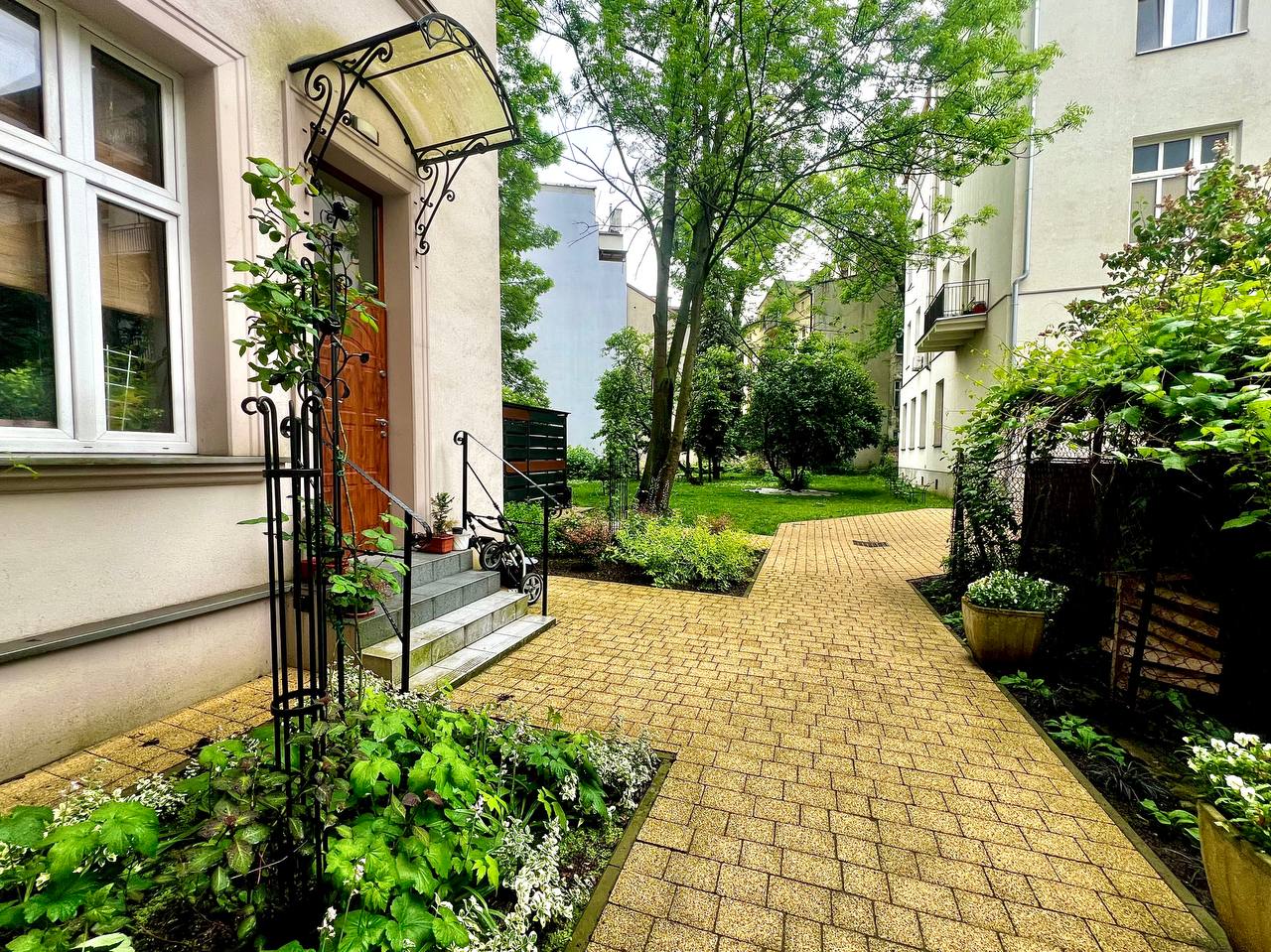 Kazimierz – 2-pokojowe mieszkanie 52 m² z oddzielną kuchnią i ogrodem | ul