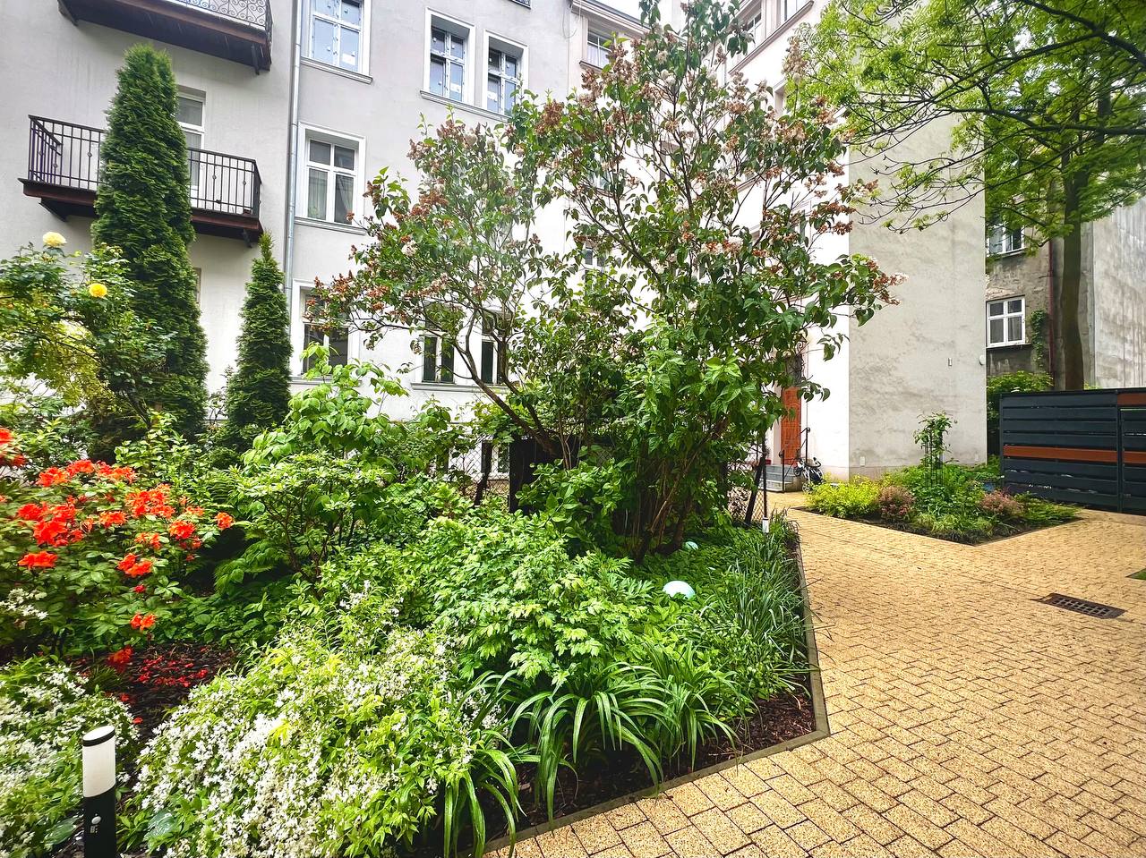 Kazimierz – 2-pokojowe mieszkanie 52 m² z oddzielną kuchnią, Starowiślna ogród