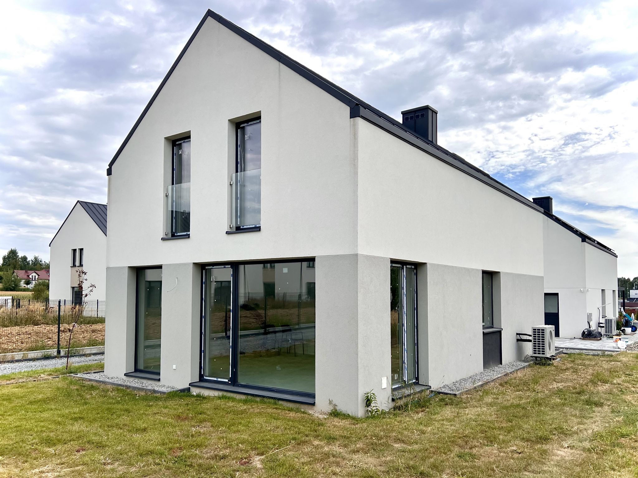 OSTATNI DOM WOLNOSTOJĄCY 140 m² – MNIKÓW, BLISKO KRAKOWA, POMPA CIEPŁA