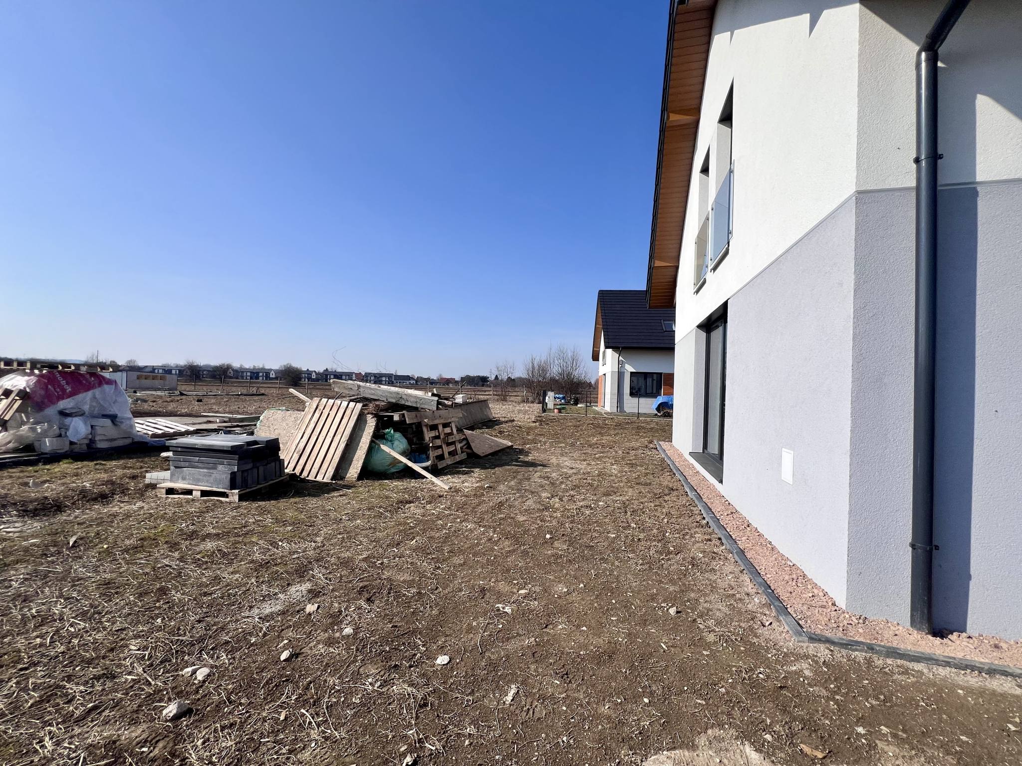 Działka inwestycyjna 18 arów, 4 fundamenty – przy granicy Krakowa